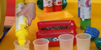 Basteltisch für eine Kinderbetreuung auf Messen und Veranstaltungen