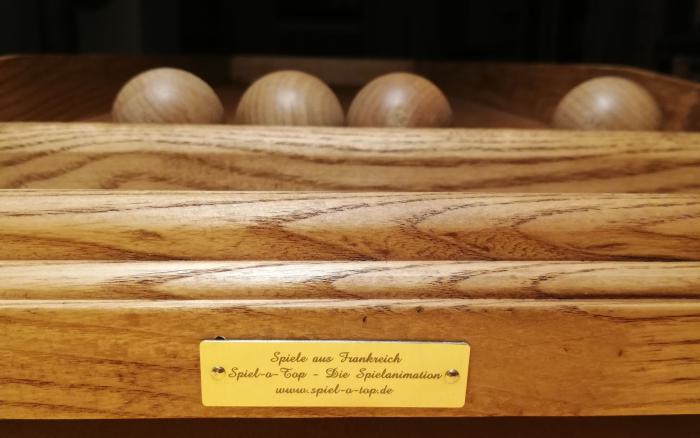 Firmenplakette auf einem traditionellen Geschicklichkeitsspiel aus Frankreich