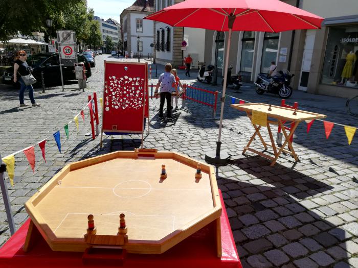 Hattrick, Murmelaufzug und Magnetfußball unter einem Sonnenschirm in Esslingen