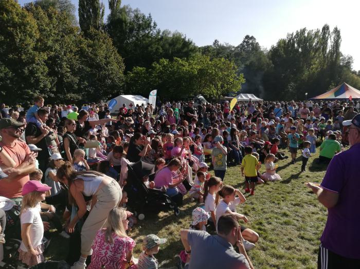 Das Publikum an der Bühne des Kinder Spiel Festivals Sindelfingen