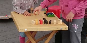 10 Spieltische mit vielfältigen Spielmaterialien für Kleinkinder