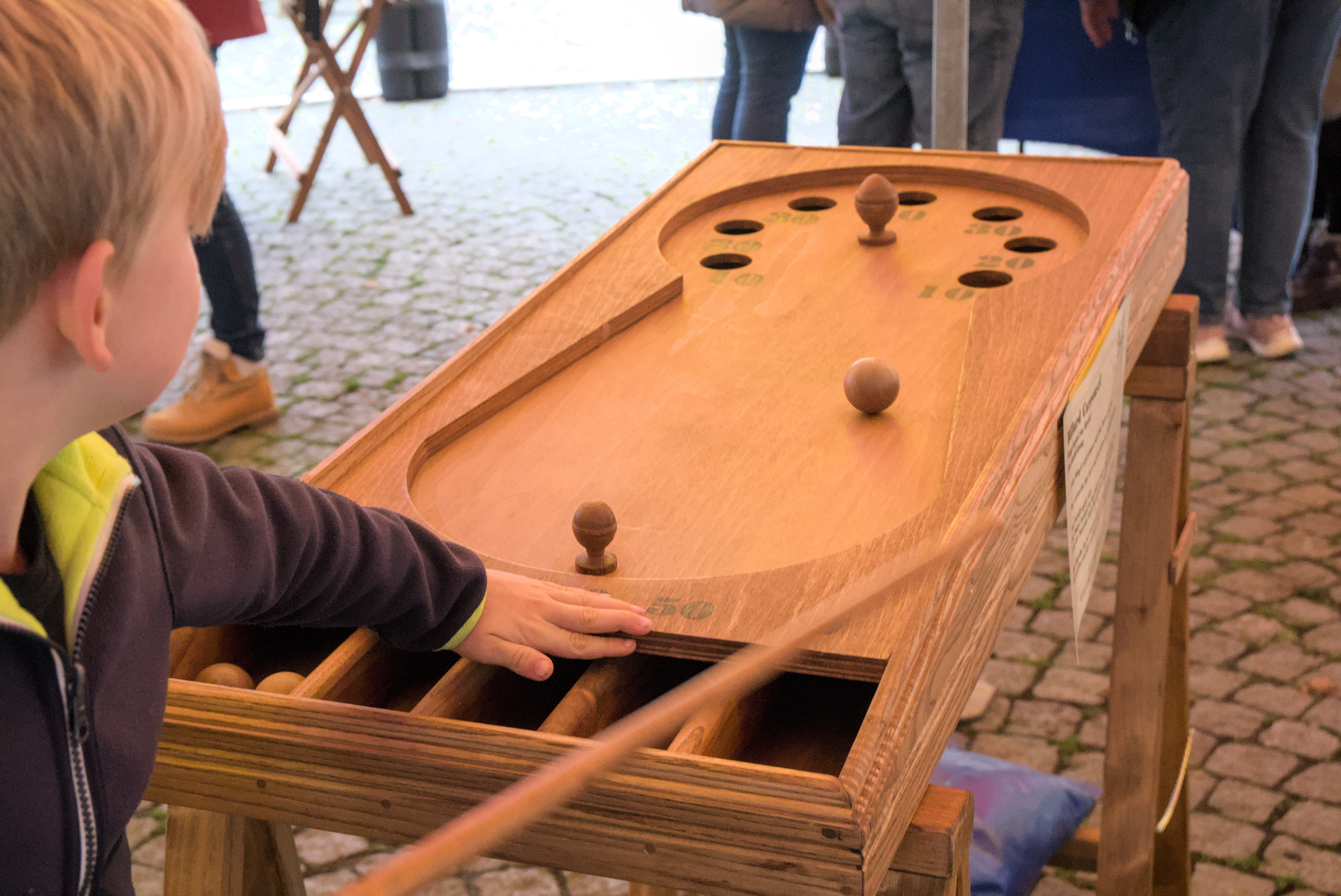 Traditionelle Geschicklichkeitsspiele aus Frankreich, hier das Spiel Billard Carrousel