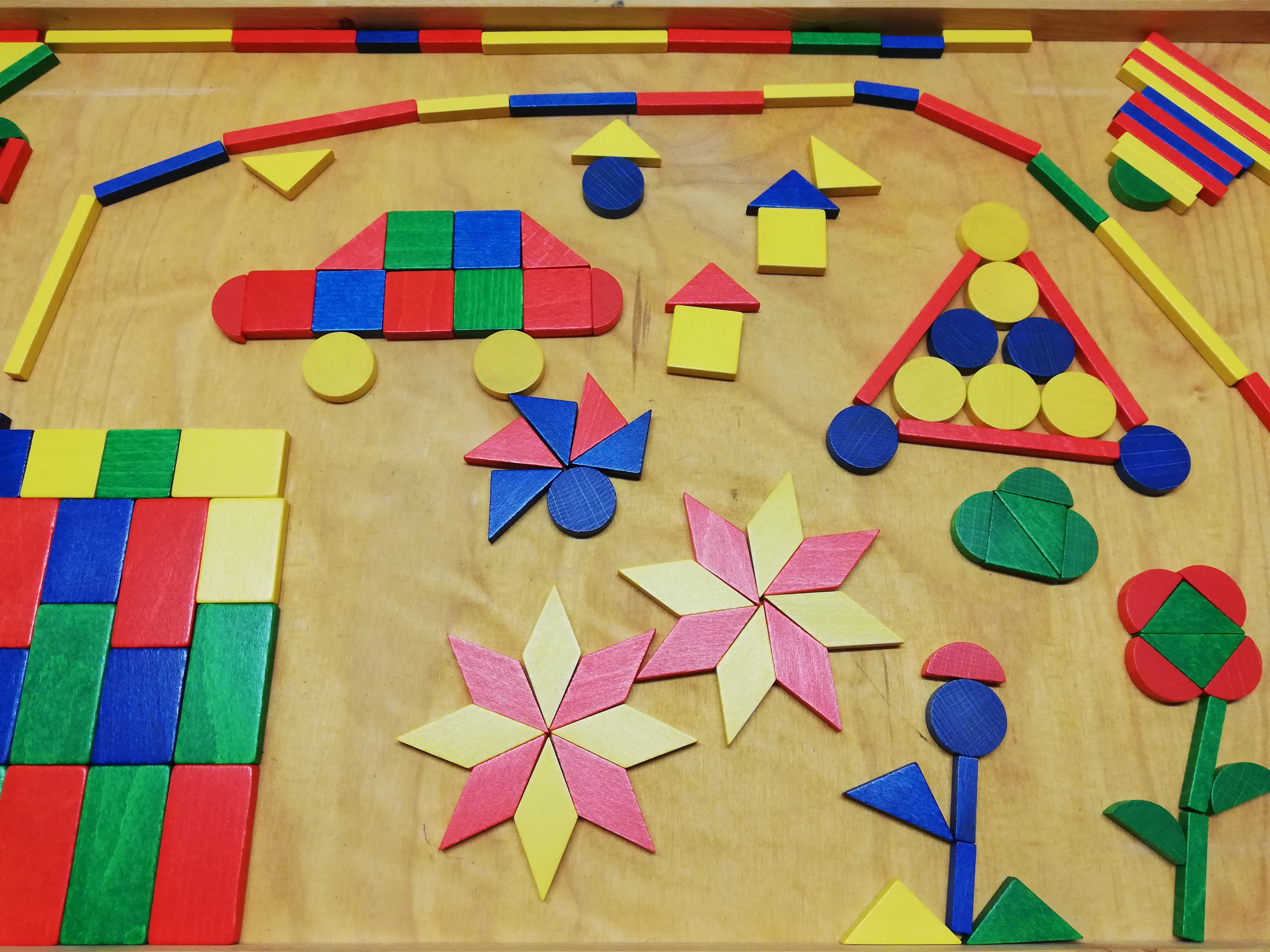 Legematerial auf Spieltisch der Kinderanimation für Kleinkinder 